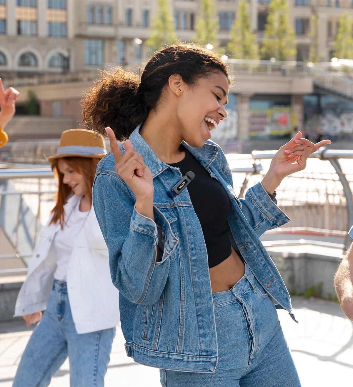 -42dB sensitivity

One press. Less noise. Activate noise cancellation from the transmitter or receiver, with up to  -42 dB suppression for  clearer, more natural sound.